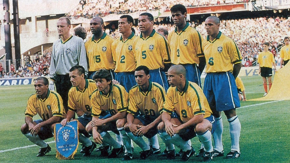 Seleção posou para a foto antes do empate contra a Itália em 3 a 3, pelo torneio da França. De pé, da esquerda para direita: Taffarel; Célio Silva; Cafu; Mauro Silva; Aldair e Roberto Carlos. Agachados, da esquerda para a direita: Romário; Dunga; Leonardo; Denílson e Ronaldo. Foto: UOL