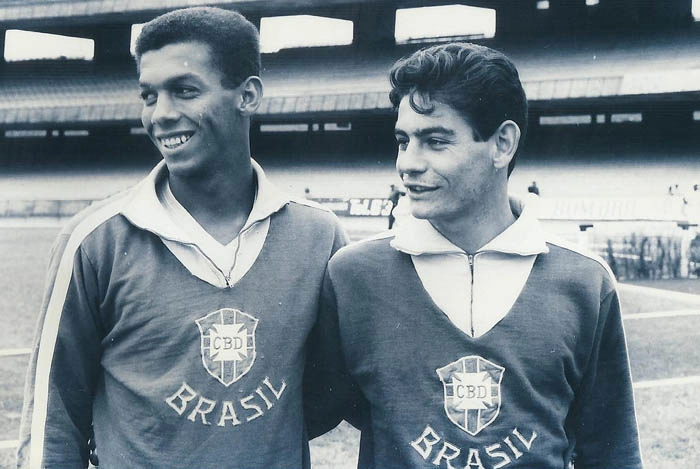 Suingue e Rivellino em treino da Seleção Brasileira no Morumbi, em 1965, antes do amistoso contra a Hungria, partida que o time canarinho venceu por 5 a 3, no Pacaembu. Foto: José Frascino, enviada por Cacá Bizzocchi