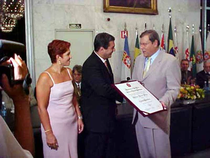 Na noite de 10 de fevereiro de 2003, em cerimônia realizada na Câmara Municipal de São Paulo, Milton Neves recebeu o Título de Cidadão Paulistano. À esquerda, Lenice, que acompanhou o marido na noite de homenagem. No centro está o então vereador Celso Jatene. Foto: Divulgação