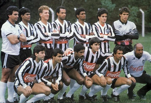 Este é o Atlético Mineiro bicampeão Mineiro em 1989. Em pé vemos, da esquerda para a direita, o técnico Jair Pereira, Éder Lopes, Zanata (ex- Bahia), Luizinho, Batista, Paulo Roberto Prestes e Rômulo; agachados Robertinho (ex-Flu), Marquinhos, o falecido Gerson, Renato Pé Murcho, Éder Aleixo e Belmiro (massagista)