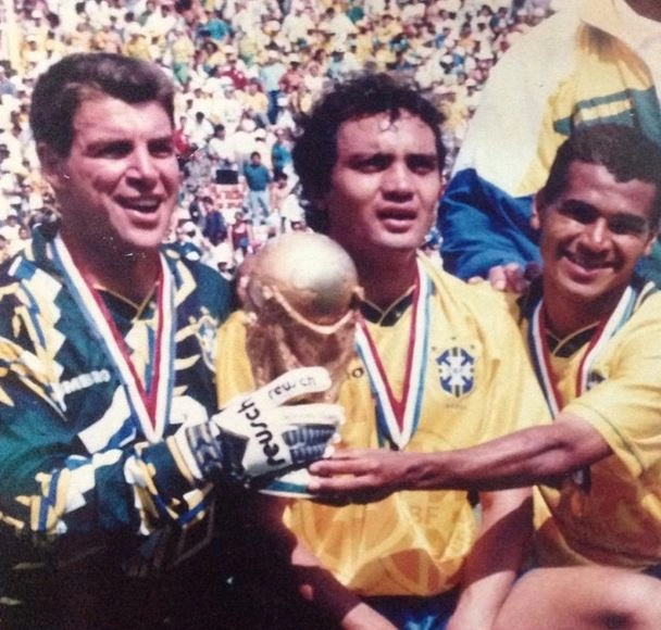 Zetti, Branco e Cafu durante a comemoração da conquista do tetracampeonato mundial em 1994. (Foto: Arquivo pessoal)