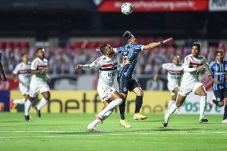 Gremistas questionam a arbitragem do jogo contra o São Paulo. Foto: Lucas Uebel/Grêmio FBPA