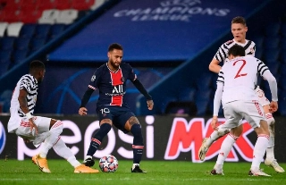 Neymar fez partida discreta na abertura da Champions League. Foto: Uefa