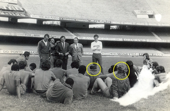 Roberto Silva grava a palestra de Manoel Poço no Morumbi. Em pé, de cabeça baixa, está Hélio Maffia. Entre os jogadores, Pedro Rocha é o primeiro à esquerda, Sérgio Valentin é o goleiro com a camisa número 1, Pablo Forlán é o último da roda, ao lado de Picasso e Toninho II. Assinalados em amarelo, estão Gérson, à frente, e o goleiro Pascoalim, atrás, vestindo seu robusto agasalho para emagrecer. Foto: Sarkis