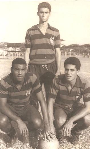 Em pé, bem novinho, está Jair Pereira. Agachados, Alcir e Cezar Marques. Foto: arquivo pessoal de Cezar Marques