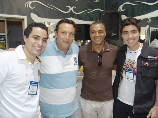 Neto e Denílson com os primos Rafael e Murilo, da Rafarillo Calçados, em 18 de janeiro de 2011, durante a Couromoda no Anhembi. Foto: Marcos Júnior/Portal TT