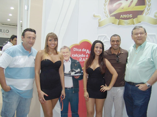 Neto, Denilson e Milton Neves com as Garotas Rafarillo, na Couromoda de 2011. Foto: Marcos Júnior/Portal TT