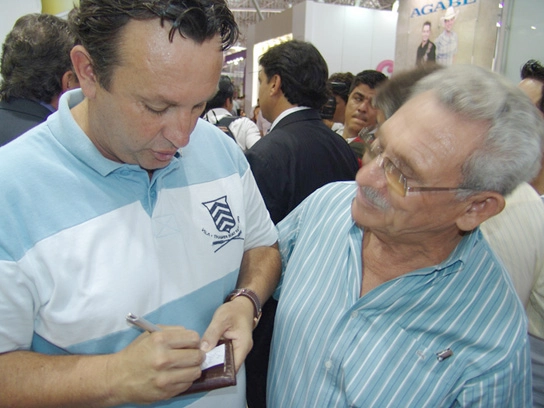 Dando um autógrafo a um conterrâneo de Santo Antônio de Posse, em frente ao stand da Rafarillo Calçados, em 18 de janeiro de 2011. Foto: Marcos Júnior/Portal TT