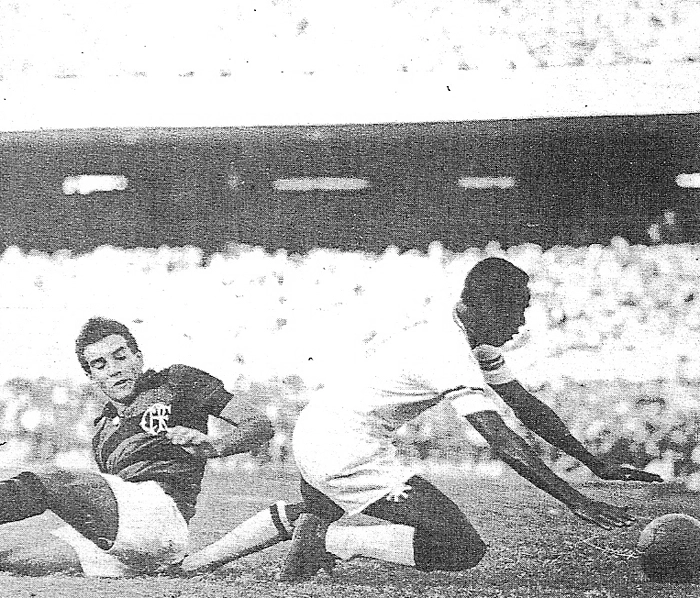 Gérson do Flamengo derruba Escurinho do Fluminense, que tentava arrumar um contra-ataque. Foto reprodução da Agência JB