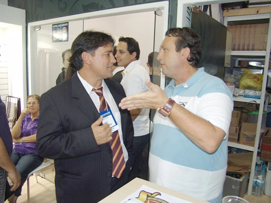 Neto foi um dos convidados para a divulgação da Rafarillo durante a Couromoda de 2011, no Anhembi. Na imagem, ao lado de um dos sócios da empresa, Valter Cintra. Foto: Marcos Júnior/Portal TT