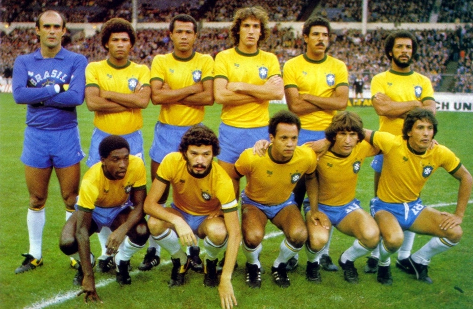 A Seleção brasileira posou para a foto antes do amistoso contra a Inglaterra em 1981. Zico marcou o gol da vitória no estádio Wembley, em Londres. Em pé, da esquerda para a direita: Waldir Peres; Edevaldo; Luizinho; Oscar; Toninho Cerezo e Júnior. Agachados, da esquerda para a direita: Paulo Isidoro; Sócrates; Reinaldo; Zico e Éder.