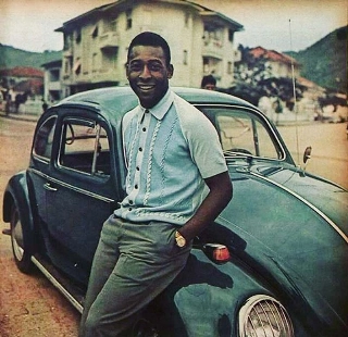 O Rei do Futebol ao lado do carro mais popular do mundo. Foto: Divulgação
