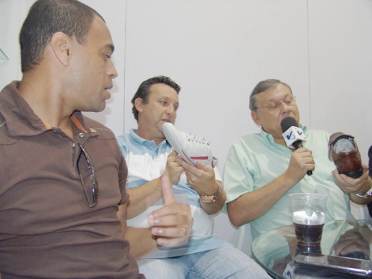 Com Denílson e Milton, em entrevista para emissora de Franca, durante a Couromoda de 2011, no stand da Rafarillo Calçados. Foto: Marcos Júnior/Portal TT