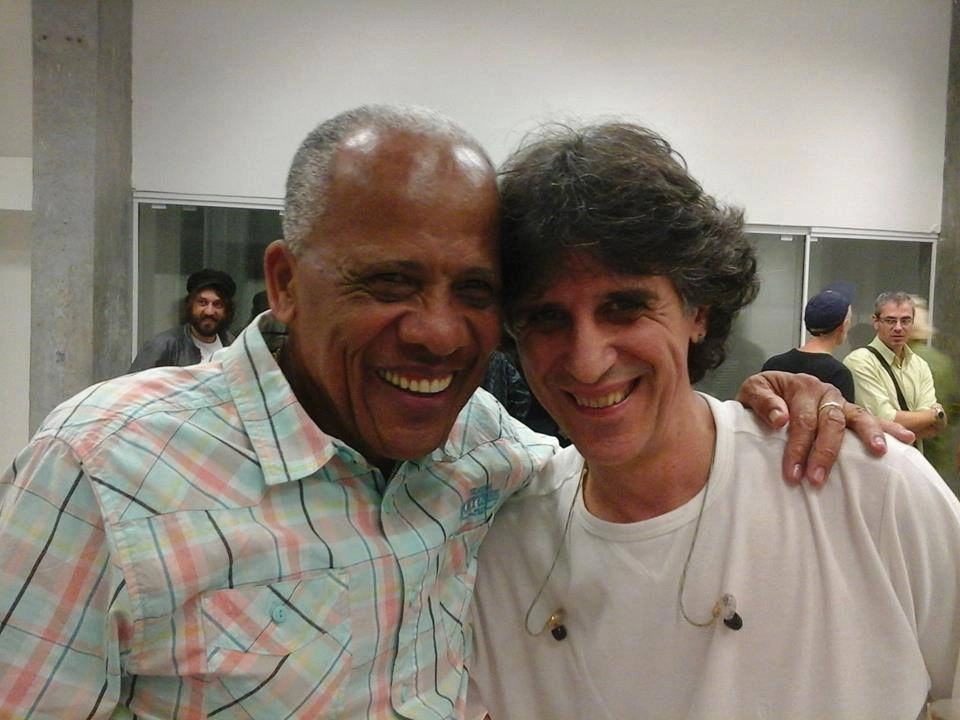 Dario, sempre sorridente ao lado de um grande fã, o cantor Kledir, da dupla Kleiton & Kledir, em 5 de abril de 2014, dia da reinauguração do Beira-Rio, em Porto Alegre. Foto: Victor Hugo/arquivo pessoal de Kledir