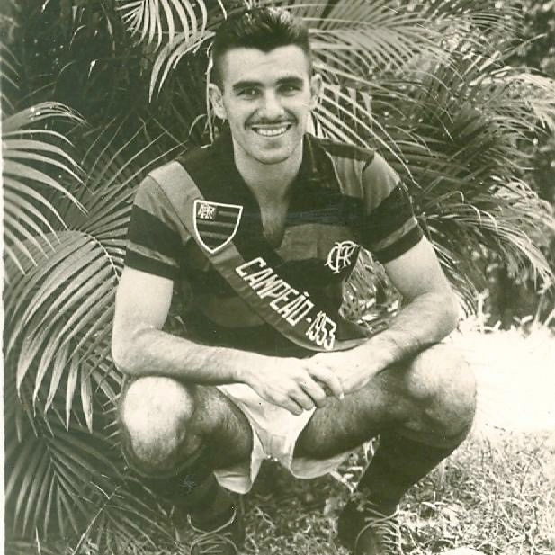 Vestindo a camisa do Fla, foram 182 jogos (101 vitórias, 35 empates, 46 derrotas) e 102 gols marcados