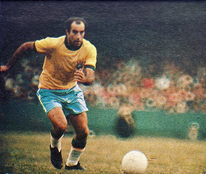 Gérson carrega a bola com sua habilidosa perna esquerda, na última vez que Pelé vestiu a camisa da Seleção Brasileira no Morumbi, em São Paulo, julho de 1971. Foto: Reprodução da revista Manchete