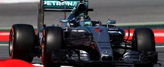 Após quatro corridas largando na pole position, Lewis Hamilton acabou desbancado em Barcelona
