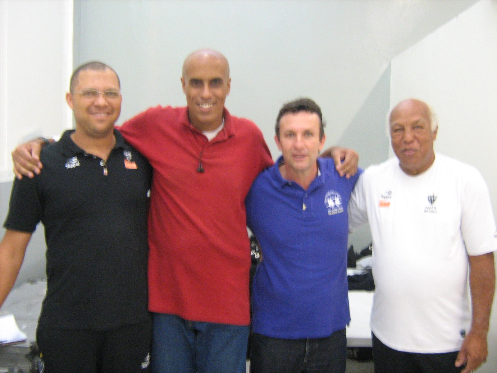 Luciano Caxeado (roupeiro do Atlético-MG), Carlos Alberto Gomes Diniz, Neto e Belmiro (massagista do Atlético-MG). Foto enviada por Carlos Alberto Gomes Diniz