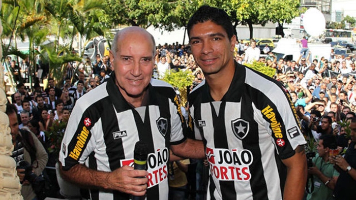 Gérson apresenta oficialmente Renato para a torcida do Botafogo. Foto: Divulgação