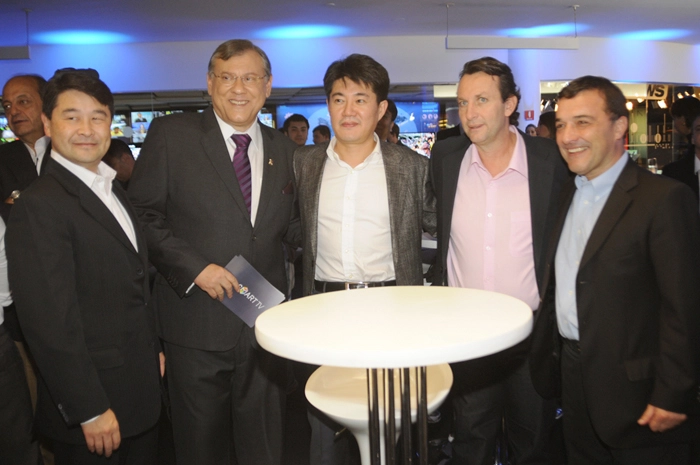 Hamilton Yoshida (Diretor de Marketing da SamsungBrasil), Milton Neves, Mister JW Kim (Presidente da SamsungBrasil), Neto e José Fuente (Vice-presidente da SamsungBrasil). Foto: Marcos Finotti