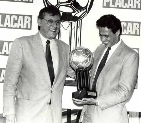 Milton Neves entrega o prêmio Bola de Ouro, da revista Placar, para o craque Roberto Dinamite, em 1984