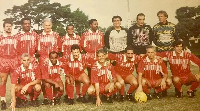 Seleção do Clube Atlético Indiano em 1985. Em pé, da esquerda para a direita: Peru, Laércio, Eduardo, Paraná, Zé Roberto, Jonas, Zé Carlos e Ado, Agachados: jogador não identificado), Nelsinho, Wilson Borges, Edinho, Tata, Mauro, Pitta. Foto enviada por Wilson Borges, encaminhada a ele por Zé Roberto 