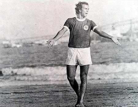 Foto rara ( ou estranha )?: Fontana na praia com a camisa do Palmeiras. Explicação: havia trocado camisa com o amigo Ademir da Guia depois de um Vasco x Palmeiras