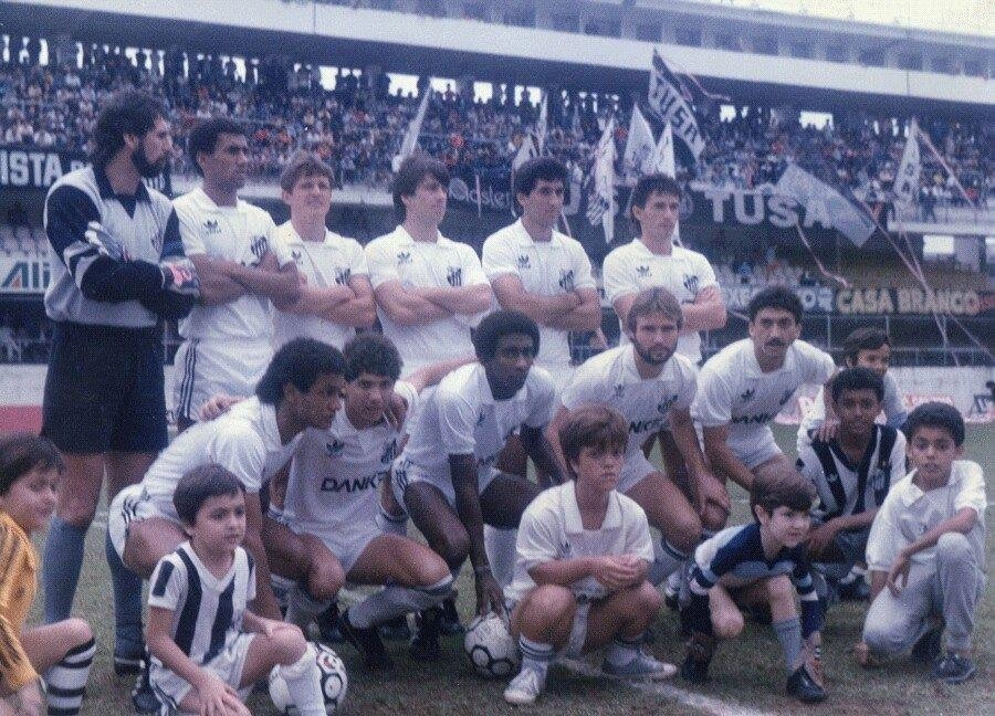 Santos, em 1986. Da esquerda para a direita, em pé: Rodolfo Rodríguez, Pedro Paulo, Ijuí, Dunga, Nildo e Gilmar. Agachados: Jussiê, Juninho, Rubens Feijão, Ribamar e Paulo Robson