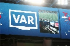 VAR corrige erros, mas ainda é encarado com 'má vontade' nos estádios