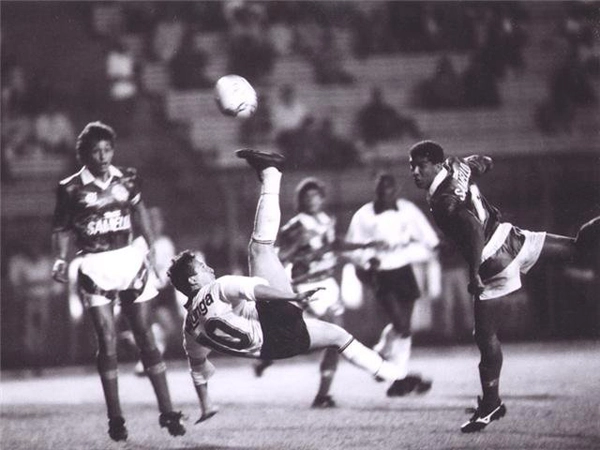 Após fazer um gol de bicicleta contra o Corinthians, quando atuava no Guarani, Neto fez o inverso, ao marcar da mesma forma contra sua ex-equipe, agora, vestindo a camisa do Timão. Foto: Rede Social