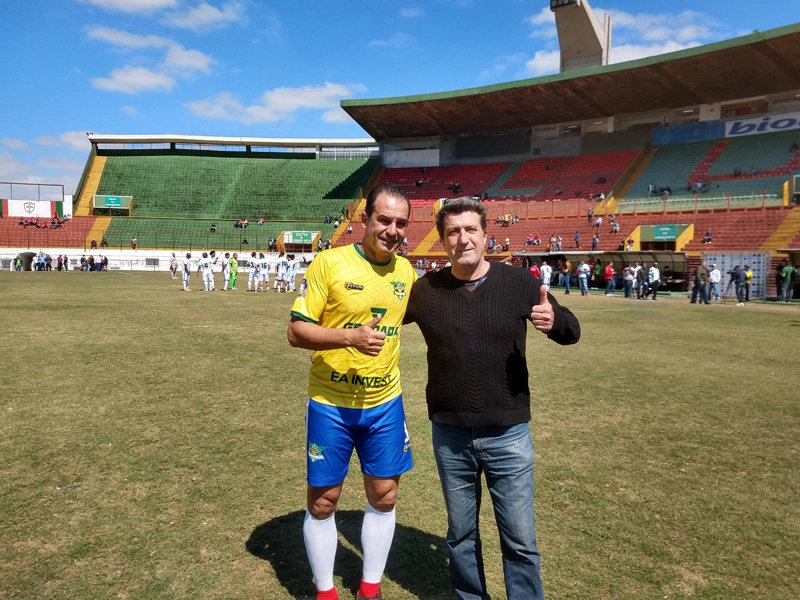 Em 25 de agosto de 2019, no Canindé, no início das festividades pelo centenário da Portuguesa de Desportos. André Cruz e Carlos Alberto Spina (ex-Matsubara). Foto: arquivo pessoal de Carlos Alberto Spina