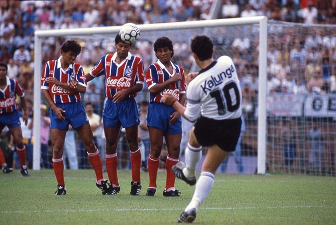 Jogadores do Bahia fecham os olhos durante a falta cobrada pelo camisa 10 do Timão. Foto: Rede Social