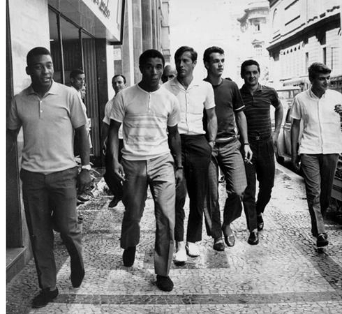 Às vésperas da Copa da Inglaterra, os jogadores Pelé, Flávio, Bellini, Fontana, Orlando, acompanhados pelo jornalista Sérgio Barbalho, em dia de exames médicos para a Seleção Brasileira, no Rio. A foto é de Manoel dos Santos