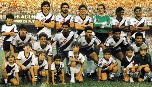 Em pé: Paulo Roberto, Moroni, Vitor, Paulo Sérgio, Lira e Donato. Agachados: Mauricinho, Roberto Dinamite, Mazinho, Geovani e Romário.