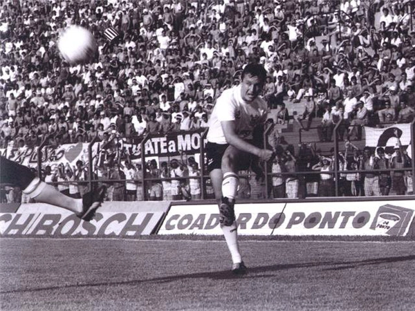 Neto em mais uma cobrança de falta pelo Corinthians. O ex-meia marcou 80 gols com a camisa do Timão. Foto: Rede Social