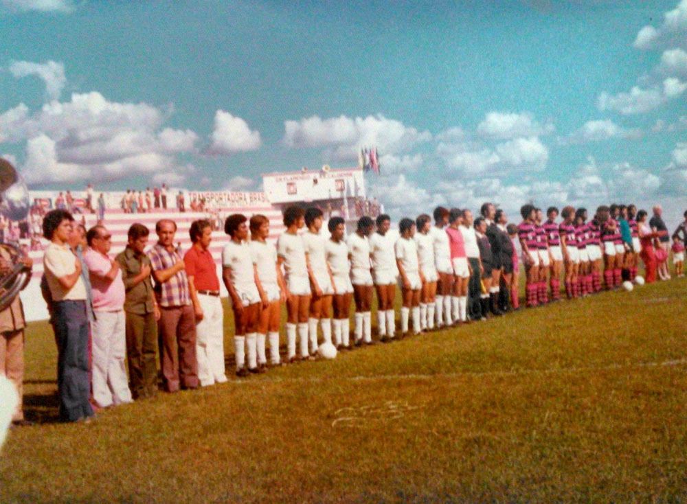 Caldense 0 x 0 Flamengo, com vitória dos mineiros nos pênaltis em 1978. Da esquerda para a direita, Carlos Alberto Torres (o vigésimo segundo) e Júnior (o vigésimo sexto). Foto enviada por Paulo Furtado