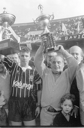 À esquerda, Neto levanta a taça do campeonato nacional, ao lado do presidente Vicente Matheus.  Atrás dele, está o ex-diretor do Corinthians Antoine Gebran. Foto: Rede Social
