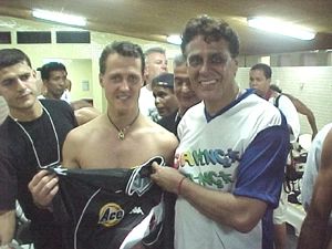 Dinamite entrega uma camisa ao maior piloto de todos os tempos da Fórmula 1, o alemão Michael Schumacher. Foto: Site Oficial do Roberto Dinamite

