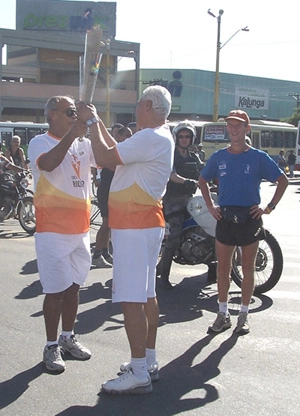 Dinamite recebe das mãos do ex-zagueiro Brito a tocha dos Jogos Panamericanos do Rio. Foto: Site Oficial do Roberto Dinamite