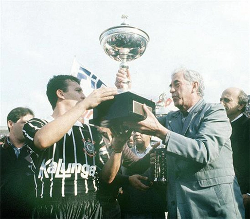 Neto, à esquerda, foi um dos principais responsáveis pela conquista do Brasileirão de 1990.  Aparecendo apenas um pedaço de seu rosto, o diretor Antoine Gebran está no canto direito da foto. Foto: Rede Social