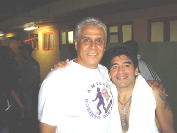 Encontro de ídolos: Dinamite e Maradona. Foto: Site Oficial do Roberto Dinamite