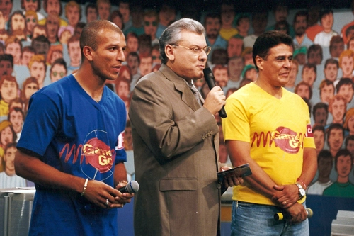 No game show comandado por Milton Neves, Roberto Dinamite e o atacante Fabio Junior
