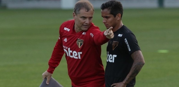 Aguirre passa instrução para Everton Felipe durante treinamento do São Paulo, no CT da Barra Funda
