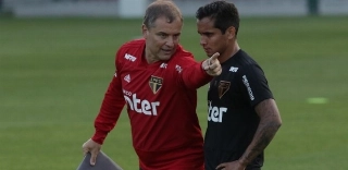 Aguirre passa instrução para Everton Felipe durante treinamento do São Paulo, no CT da Barra Funda
