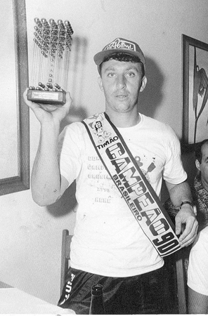 Com a faixa de campeão do Campeonato Brasileiro de 1990, Neto exibe com orgulho a polêmica taça das bolinhas. Foto: Rede Social