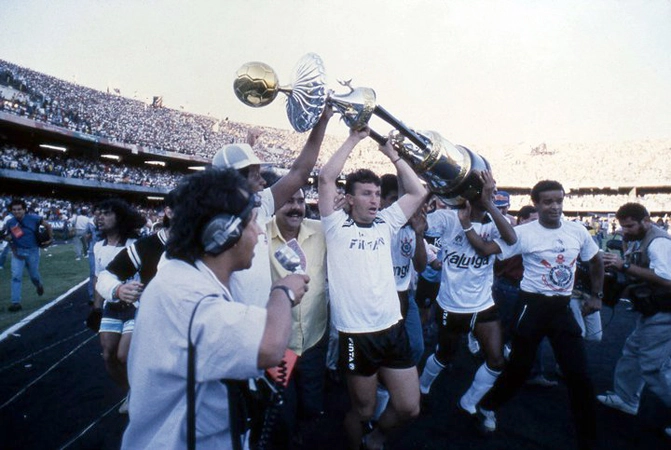 Neto carrega a taça do Brasileirão de 1990 no estádio do Morumbí. Foto: Rede Social