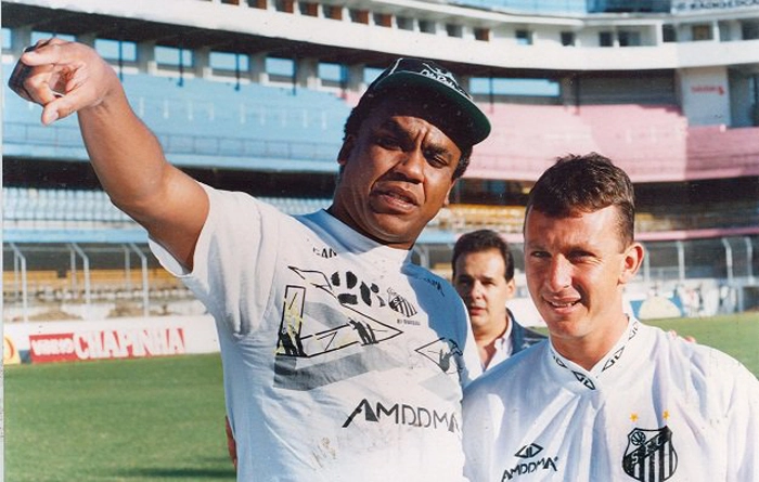 Ex-craque do Santos, Serginho Chulapa, à esquerda, orienta o novo camisa 10 do Peixe, em sua chegada à Vila Belmiro. Foto: Rede Social