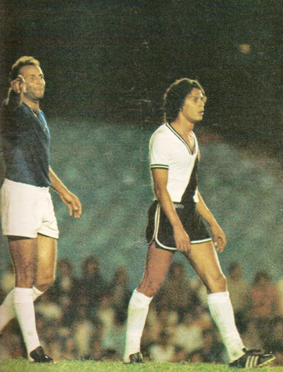 O zagueiro Procópio faz sinal para um companheiro em jogo no Maracanã, em 1973.  Era muito difícil 