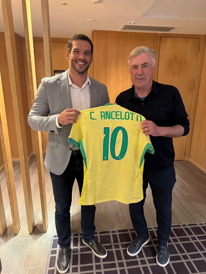 Em 26 de maio de 2025, Samir Xaud (presidente da CBF) e Carlo Ancelotti, no dia em que o treinador italiano assumiu o comando técnico da Seleção Brasileira. Foto: Divulgação/CBF