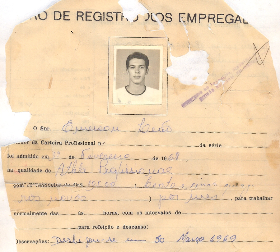 O primeiro contrato profissional do ex-goleiro Emerson Leão, com o Comercial Futebol Clube. Imagem: reprodução